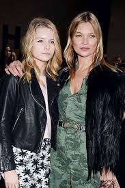 Güzel model online olarak satışa sunduğu çıplak. Lottie Moss Follows In Kate Moss Footsteps