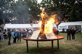 Den går også under det populære navn midsommervisen. Hvornar Holder Man Sankt Hans 2020