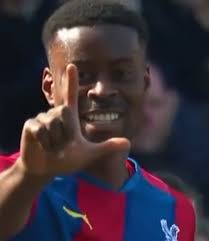 Marc Guehi en la alineación titular del Liverpool