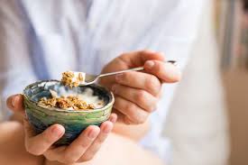 Mit skyr kannst du dauerhaft einige pfunde purzeln lassen ohne zu hungern. Skyr So Gesund Ist Die Islandische Proteinbombe