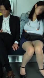 電車内盗撮エロ画像】完全にお股が緩くなってるお姉さんに遭遇してパンツを無音カメラで撮影www - 621 - ３次エロ画像 - エロ画像