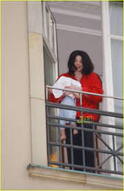Gerard Butler Hangs Baby Outside Window A La Michael Jackson Photo 2366642 Gerard Butler Michael Jackson Pictures Just Jared