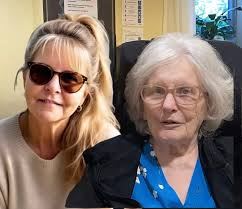 Can someone pretty please remove all the people and just leave the lady in  yellow shirt and the lady