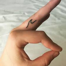 Aventuriers On A Trouve Vos Prochains Tatouages Tatouage Vague Dessins De Tatouage Aux Doigts Minuscules Tatouages