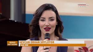 Küçük yaştan itibaren bağlama, solfej ve nota eğitimi aldı. Turkulerin Essiz Sesi Sevcan Orhan Canli Performansiyla Burasi Haftasonu Nda Youtube