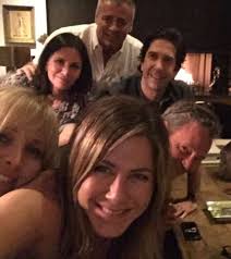 Jennifer aniston, courteney cox, lisa kudrow, matthew perry and david schwimmer. Zum 25 Jubilaum Friends Reunion Ist In Greifbarer Nahe Promiflash De