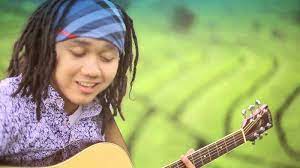 Bukalah matamu selebar dunia ini!!! Tag Lirik Lagu Ada Aku Di Sini Chord Gitar Dan Lirik Lagu Ada Aku Di Sini Dhyo Haw Bukalah Matamu Selebar Dunia Ini Tribun Manado