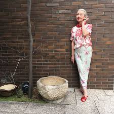 話題の美しき70代 赤い口紅が元気と華やぎの特効薬 マダム チェリーの 人生が楽しくなるおしゃれ mi mollet ミモレ 明日の私は もっと楽しい 50 スタイル マダム ファッション レディース 60代