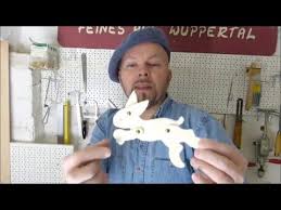 Der kleine osterhase aus tonpapier mit hexentreppen! Bewegliche Holz Osterhasen Basteln Mit Kindern Youtube