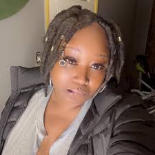 This girl can be Biggies little sister or sum.👯‍♀️Check the comments to  see her video👇🏽😂