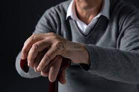 拄着拐杖的老年人手部特写 rings for men cuff men