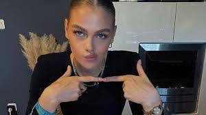 Laura Neu's Instagram, Twitter & Facebook