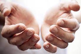 Se spune ca mana stanga este cea pasiva, pe cand cea dreapta este cea activa. Ma Mananca Palma Stanga Dreapta Ce Semnifica Primesti Bani