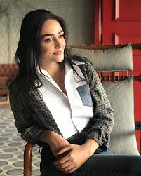 177 cm boyunda olan esra bilgiç hacette üniversitesi arkeoloji bölümü ve bilkent üniversitesi uluslararası i̇lişkiler bölümünde eğitim aldı. 8 Things You Didn T Know About Esra Bilgic Super Stars Bio