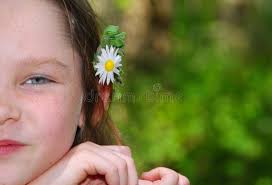 Ragazza Con Il Fiore Dietro L'orecchio Fotografia Stock