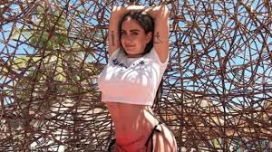 Celia Lora presume tanga frente al mar - Periódico AM