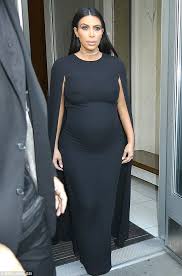 A Somber Pregnant Kim Kardashian Dons Black Caped Gown In Nyc Kim Kardashian Style Kim Kardashian Dresses Maternity Black Dress