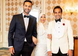وظهر كريم فهمي في هذه الصورة برفقة شقيقه الأصغر الفنان أحمد فهمي منذ طفولتهم. ÙƒØ±ÙŠÙ… ÙÙ‡Ù…ÙŠ ÙˆØ£Ø­Ù…Ø¯ ÙÙ‡Ù…ÙŠ Ù…Ø¹ ÙˆØ§Ù„Ø¯ØªÙ‡Ù…Ø§ ÙÙŠ Ø£Ø­Ø¯Ø« Ø¸Ù‡ÙˆØ± Ù„Ù‡Ø§ Ø®Ø¨Ø± ÙÙŠ Ø§Ù„ÙÙ†