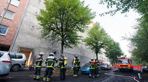 Einsatzkräfte hatten den mann zunächst noch aus dem gebäude geho. Hamburg Viele Verletzte Bei Brand Und Explosion In Fruherem Bunker Bilder Fotos Welt
