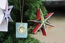 Falten Sie Papier Um Interessante Weihnachtsfiguren Zu Basteln Weihnachtsstern Basteln Basteln Mit Papierstreifen Weihnachten Weihnachtsstern