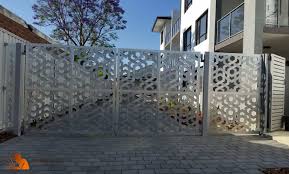 .apik pagar besi geser lipat dengan model khas sumber gambar yelp com pagar rumah minimalis ini berwarna putih dan tersusun dari kayu kayu gambar desain pagar rumah minimalis warna putih sumber : Harga Pagar Besi Minimalis Bahan Galvanis Bengkelteralis Com