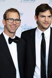 Visit insider's homepage for more stories. Ashton Kutcher Zwillingsbruder War Sehr Wutend Auf Ihn Gala De