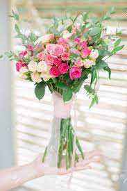 Check spelling or type a new query. Hochzeitsblumenstrauss Von Rosen In Den Handen Der Braut Hochzeitsblumen Lizenzfreie Fotos Bilder Und Stock Fotografie Image 96371030