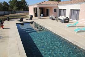 Harmoniser Son Bassin Et Sa Plage De Piscine Avec Du Travertin Beige Vente De Carrelage Et Margelles De Piscine A La Seyne Sur Mer Caro Styl