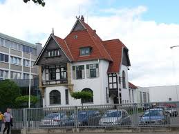 die troster villa in hannover wulfel eine perle im ozean aufgenommen vom immobilienmakler in hannover arthax immobilie immobilienmakler immobilien villa