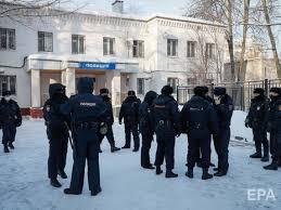 И ему его заменили на 5 лет испытательного срока. Navalnyj Obratilsya K Sude S Trebovaniem Dopustit Na Zasedanie Suda Zhurnalistov Vozle Otdela Policii Sobralos Okolo Sotni Chelovek Gordon