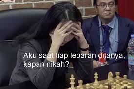 Sering dijadikan meme woman yelling at a cat kucing. 2
