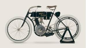 Esta es la historia de harley davidson, la fábrica de motos más antigua del mundo, la historia de un fenómeno y un estilo de vida, de jugadores y rebeldes, fde temerarios y pioneros, es la historia de una motocicleta que para muchos es más que una simple máquina. Harley Davidson Uma Historia De Sucesso Motonline