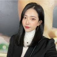 Elsa Tanner's Instagram, Twitter & Facebook