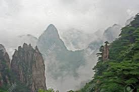 Spektakuläre Felsen Und Gipfel Der Huang Shan-Gebirge, China Im Nebel,  Stilisiert Und Gefiltert, Um Wie Ein Ölgemälde Aussehen Lizenzfreie Fotos,  Bilder und Stock Fotografie. Image 26933229.