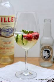 An independent woman walks into a club, but she knows that all eyes are on her. Der Perfekte Sommerdrink Lillet Vive Schoner Tag Noch