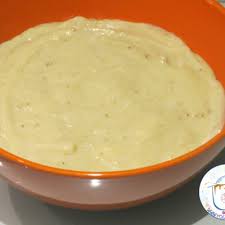 Spalmarvi l'altra metà della crema di fragole, aggiungere le fragole intere rimaste e ricoprire con l'ultimo disco, premere leggermente su di esso. Crema Chantilly All Italiana Youcookit