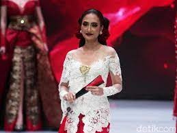 Beri kesan modern dengan atasan lurik yang sedang jadi tren. Mengenal Kebaya Baju Yang Banyak Dipakai Saat Hari Kartini