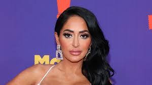 Angelina New's Instagram, Twitter & Facebook