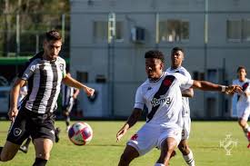 O mais flagrante é o momento atual, no qual os dois times, acostumados à elite, disputam a série b do brasileirão. Botafogo E Vasco Empatam Em Jogo Adiado Da Quarta Rodada Da Taca Guanabara Sub 20 Lance