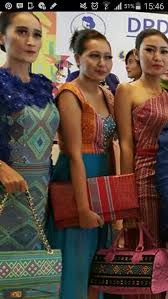 Trend terkini baju gamis modern wanita indonesia meliputi corak warna yang terang seperti cream, biru, merah muda, ungu dan hitam, hingga ada juga gamis motif batik. 68 Ide Model Baju Tenun Model Batik Wanita