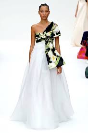 La nueva colección de gafas carolina herrera para 2019, es una muestra de la elegancia y sobriedad que caracterizan a la marca. Carolina Herrera Vestidos Fiesta 2019 Tienda Online De Zapatos Ropa Y Complementos De Marca