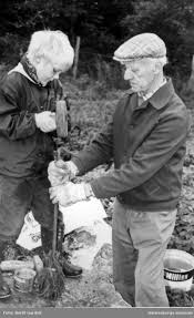 Слушайте ballader от gustav broman на deezer. Karl Gustav Broman Hulu Tvarred Visar Sonsonen Jakob Hur Det Gar Till Att Borra I Sten Med Med Slagga Och Handborr Foto Bertil Gardell 1992 Europeana