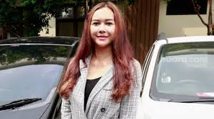 '.and… cut !!!' sang produser anton ismael bertepuk tangan sambil bersalaman dengan sang bintang video klip. 3pd8hskismbadm