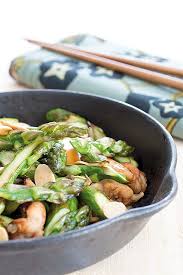 Wok D Asperges Vertes Au Poulet Et Amandes Grillees Les Fruits Et Legumes Frais Recette Fruits Et Legumes Frais Asperge Verte Recettes De Cuisine