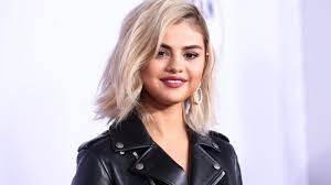 Selena gomez stepped out in london debuting her latest hair transformation. Selena Gomez Uberrascht Fans Mit Neuer Haarfarbe Plotzlich Wieder Blond
