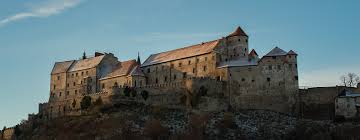 Neben den produktionsanlagen in burghausen gibt es in zentraleuropa noch weitere standorte in schwechat (österreich), monza (italien), piesteritz (deutschland) und linz. Wandern Mit Hund Burghausen Zur Langsten Burganlage Der Welt
