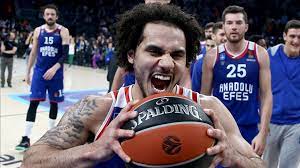 Yani artık var gizli kamerayla çekilen reklam filminde anadolu efes oyuncuları sözde, klasik müzik konserine götürülüyorlar, başlarına ne geleceğinden habersiz. Anadolu Efes Te Shane Larkin Tarihe Gecti