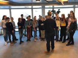 Det skiller seg fra styreformer som enevelde, . Tyska Skolan Workshop I Demokrati