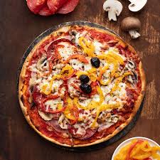 On retrouve les 3 couleurs du drapeau italien sur la fameuse pizza margherita créée en 1889 ! Pizzas Italiennes Quelles Sont Les Origines De Ce Plat Mythique