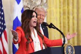 Kimberly Guilfoyle zur US-Botschafterin in Griechenland ernannt - Imagen principal del artículo